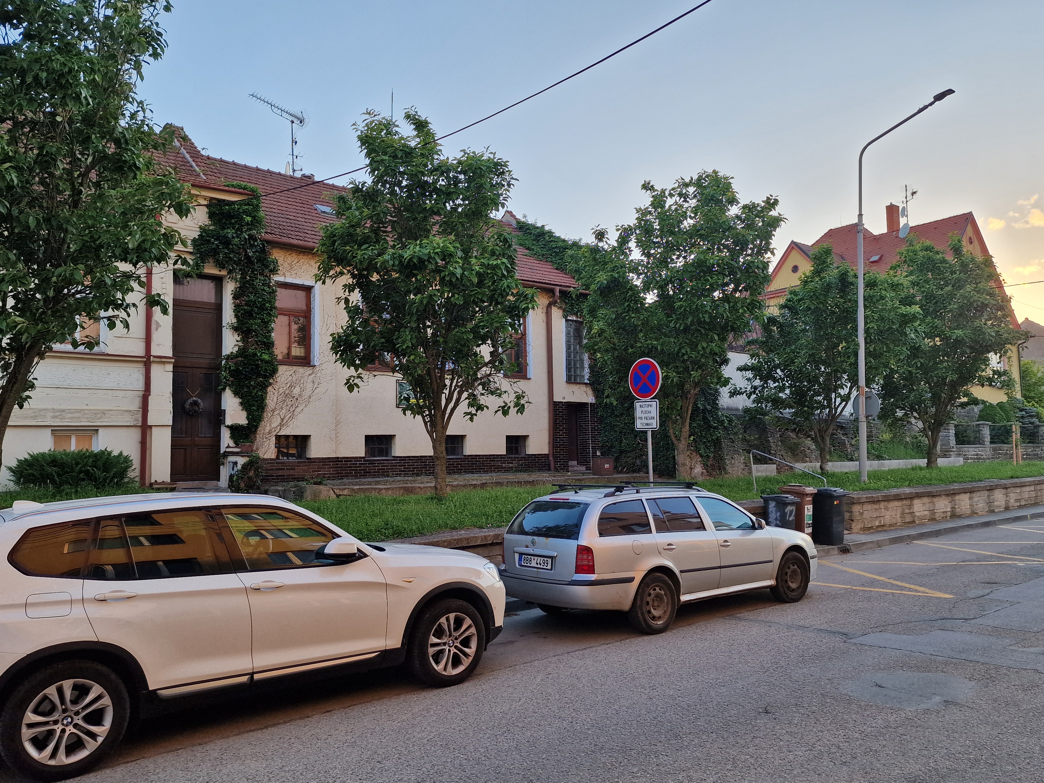 Další pohled z Dvořákovy ulice