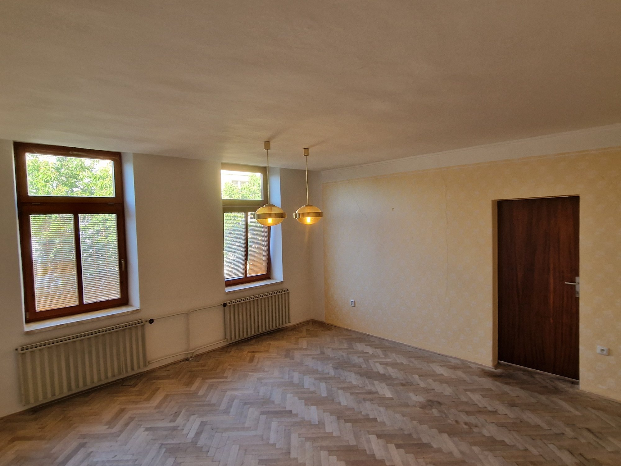 Obývací pokoj, pohled ke vstupním dveřím